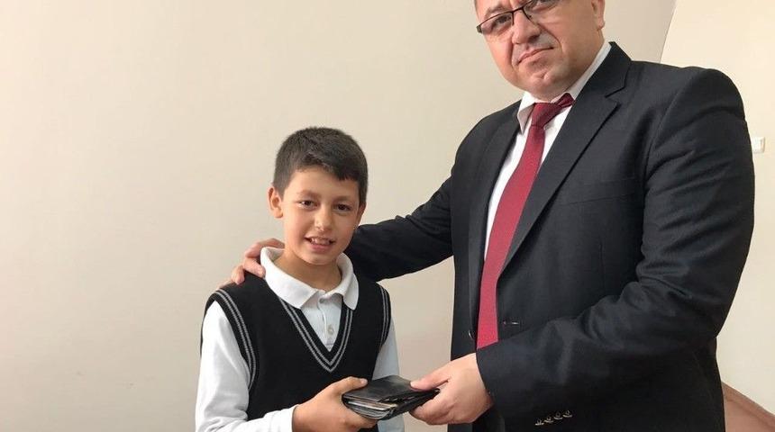 Kendisi K&uuml;&ccedil;&uuml;k Y&uuml;reği B&uuml;y&uuml;k