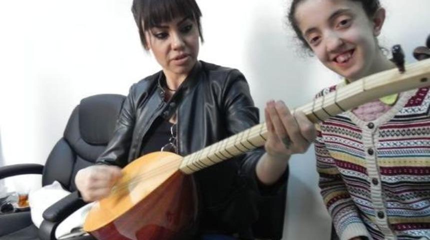 Lara, Engelli &Ouml;ğrenci Ile T&uuml;rk&uuml; S&ouml;yledi