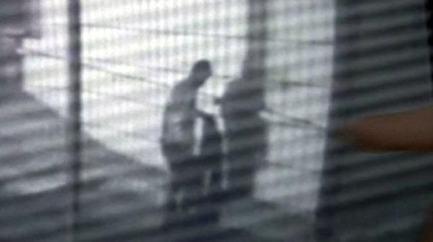 Para Dolu Pantolunun Ceplerini Boşalttı Sonra &Ccedil;&ouml;pe Attı