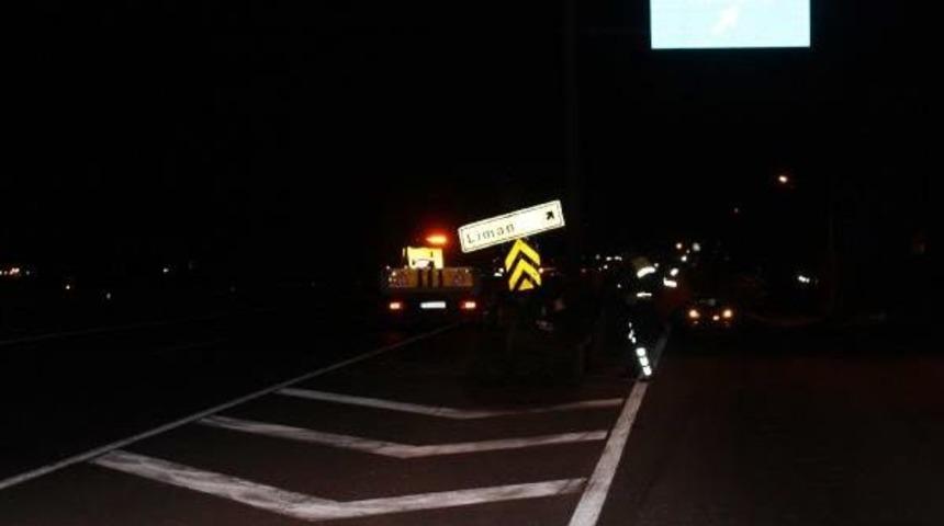 Bariyerlere &Ccedil;arpan Otomobilin S&uuml;r&uuml;c&uuml;s&uuml; &Ouml;ld&uuml;