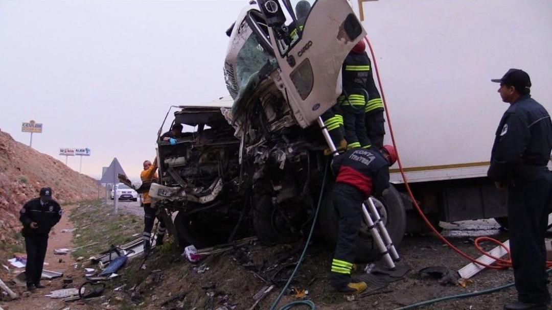 Kamyonlar Kafa Kafaya &Ccedil;arpıştı: 1 &Ouml;l&uuml;, 1 Yaralı