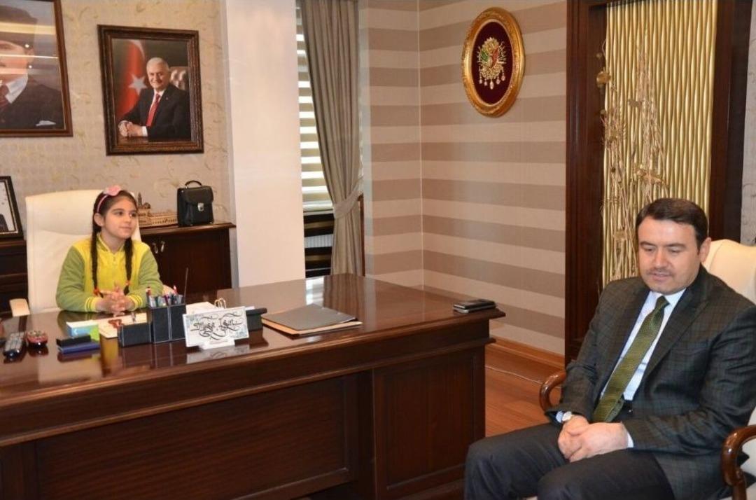 Valilik Makamına Kız &Ouml;ğrenci Oturdu