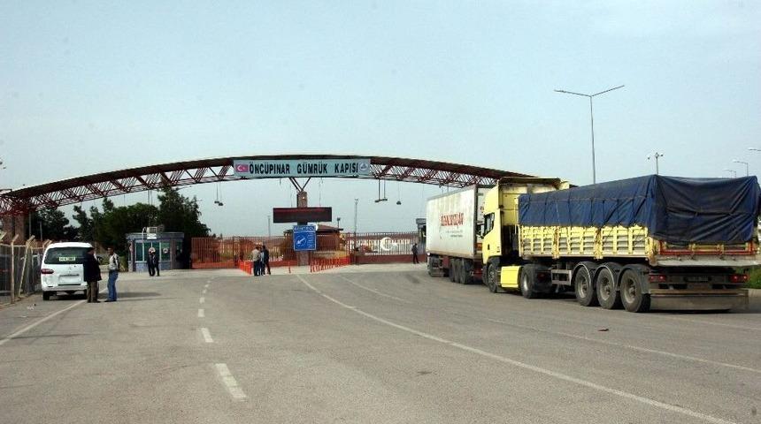 Tır Şof&ouml;rleri, Y&uuml;klerini Azez İl&ccedil;esine G&ouml;t&uuml;rmek İstiyor