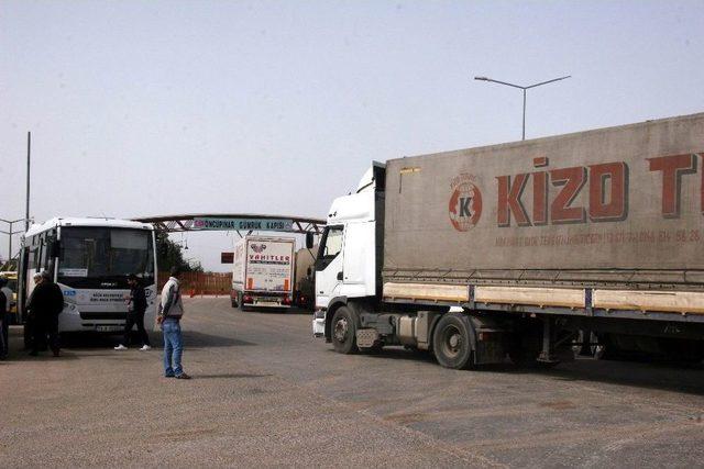 Tır Şoförleri, Yüklerini Azez İlçesine Götürmek İstiyor 3