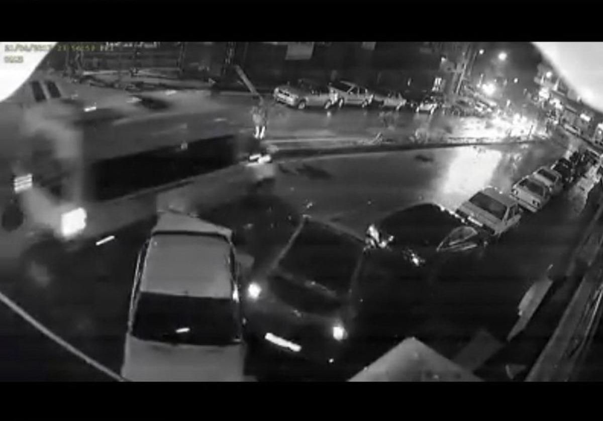 Ref&uuml;jdeki Ağa&ccedil;ları Yıktı, 5 Aracı Hurdaya &Ccedil;evirdi