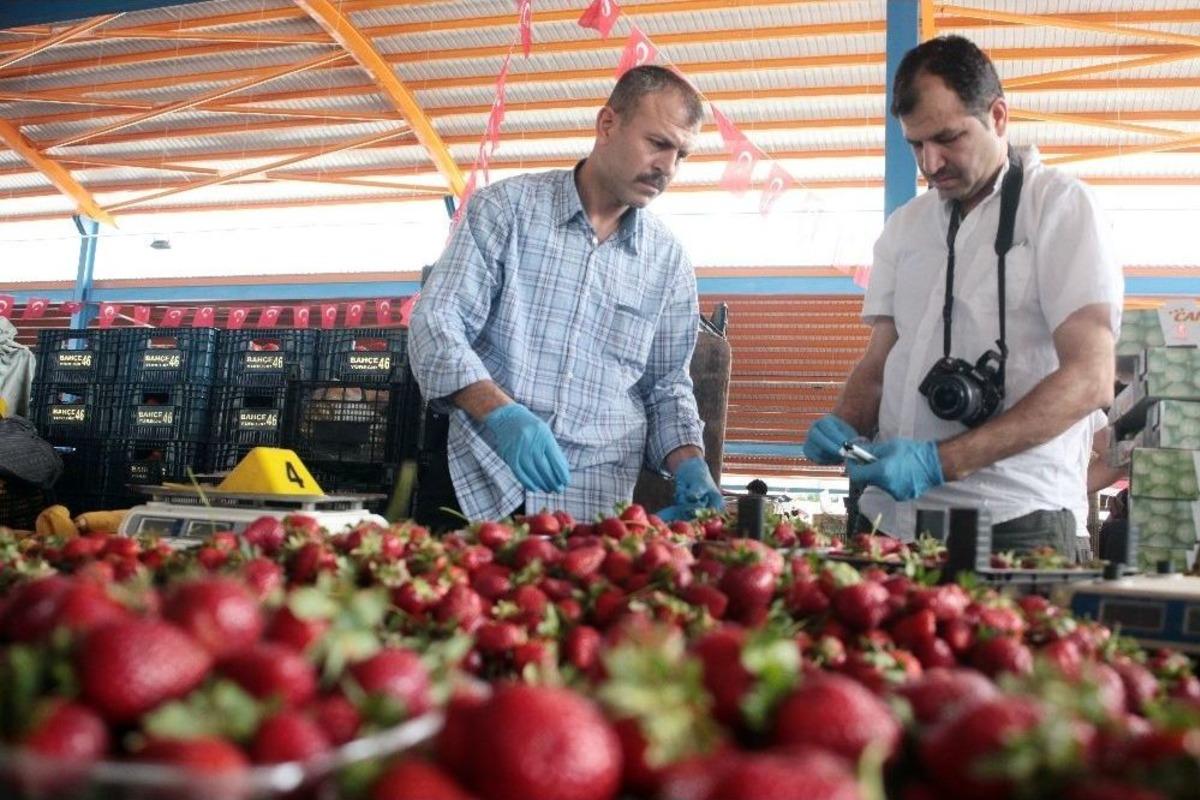 Adana&rsquo;da Pazarcıların Mal &Ccedil;alma Kavgası: 1&rsquo;i Ağır 5 Yaralı