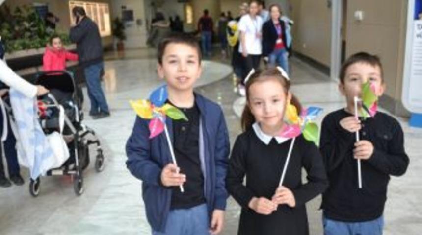Hastaneye Giden &Ccedil;ocuklara 23 Nisan Hediyesi