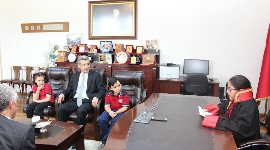 Denizli Cumhuriyet Başsavcısı Makamını Sembolik Olarak &Ccedil;ocuklara Teslim Etti