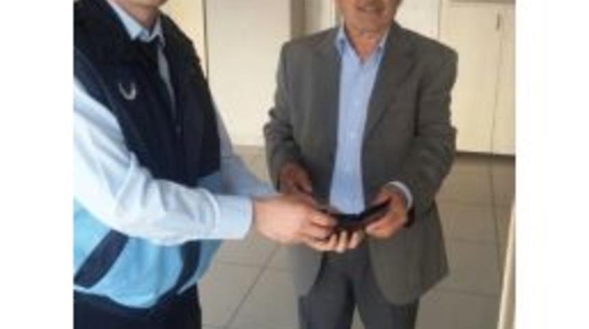 İzmit Zabıtasına Kayıp C&uuml;zdan Teşekk&uuml;r&uuml;