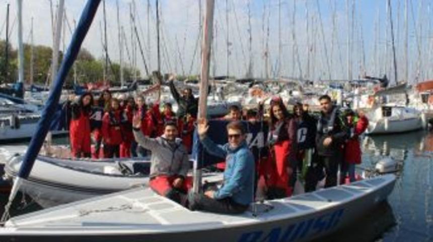 Deniz G&ouml;rmemiş &Ccedil;ocuklara 23 Nisan S&uuml;rprizi