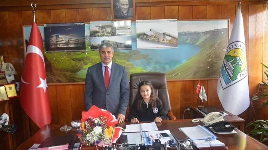 Başkan Aksoy, Koltuğunu &Ouml;ğrenciye Bıraktı