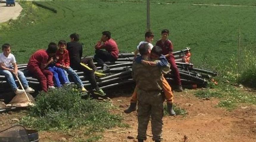 Şehidin 10 Yaşındaki Kardeşine Komutandan Teselli