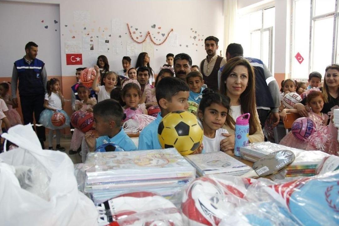 Vedaş Sınırdaki &Ouml;ğrencilere Kırtasiye Malzemesi Hediye Etti