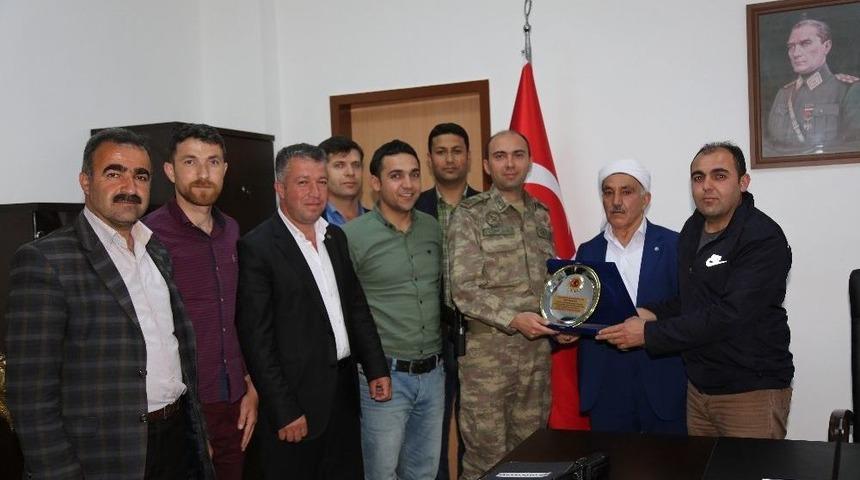 Şehit Ve Gazi Yakınlarından Tabur Komutanına Plaket