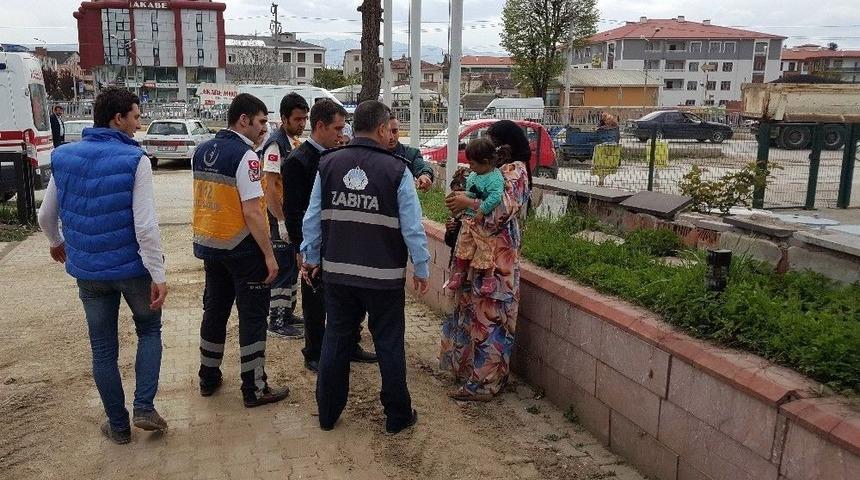 &Ccedil;ocuklarıyla Dilenen Suriyeli Kadın Yakalanınca Yaptığı Numaralara Rağmen Kurtulamadı