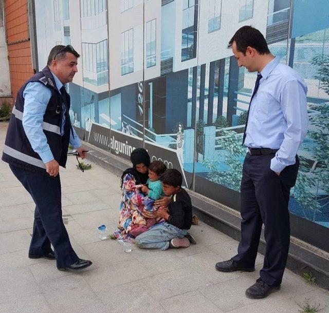 Çocuklarıyla Dilenen Suriyeli Kadın Yakalanınca Yaptığı Numaralara Rağmen Kurtulamadı