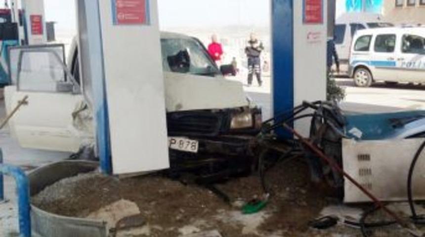 Freni Boşalan Ara&ccedil; Petrol İstasyonuna Girdi: 6 Yaralı