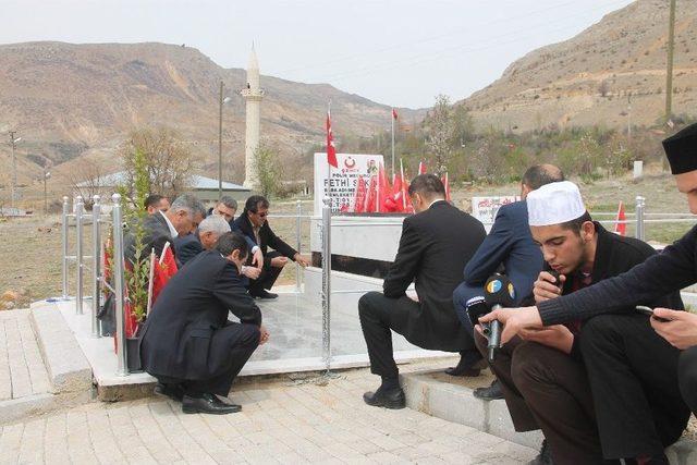 Memur-sen’den Şehit Polis Fethi Sekin’in Kabrine Ziyaret