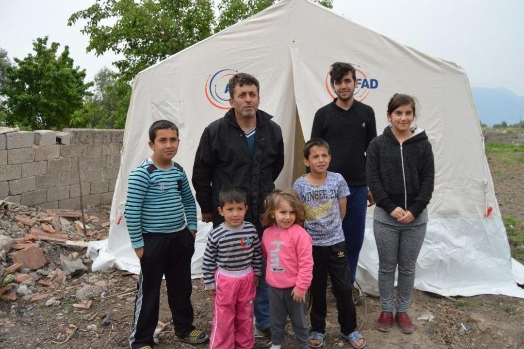 Deprem Sonrası Geceyi &Ccedil;adırda Ge&ccedil;irdiler