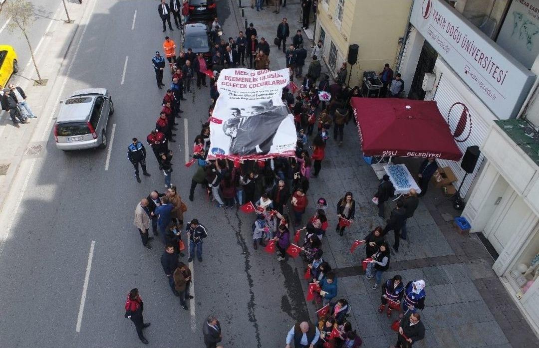 (&ouml;zel Haber) Şişli&rsquo;de 23 Nisan &Ccedil;ocuk Zinciri Havadan G&ouml;r&uuml;nt&uuml;lendi