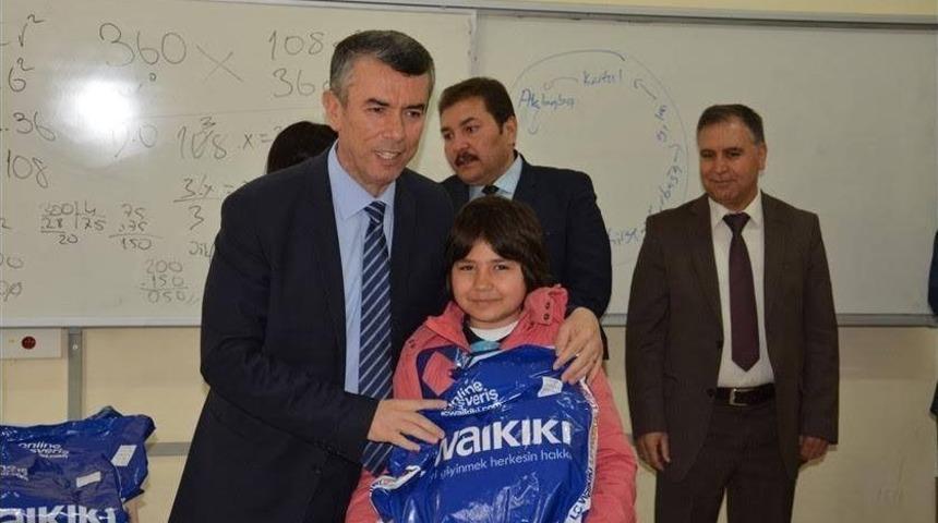 Çocuklara 23 Nisan Hediyeleri Dağıtıldı