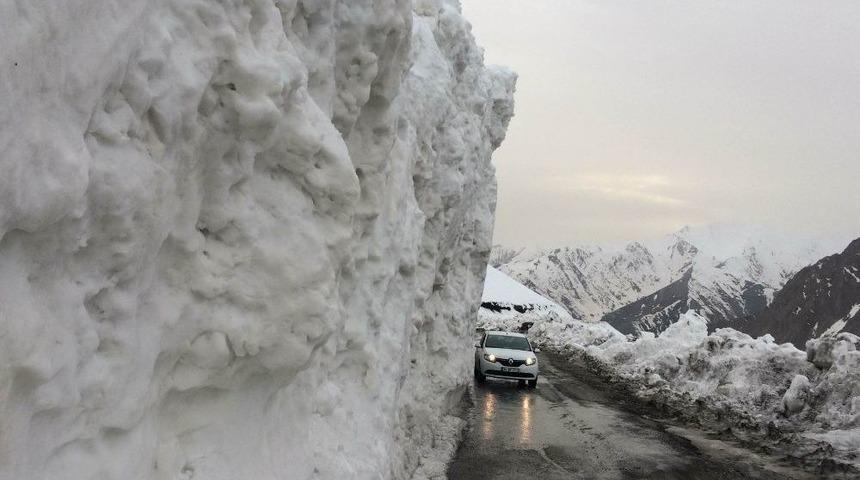 Van-bah&ccedil;esaray Yolundaki Kar Yığınları Şaşırtıyor