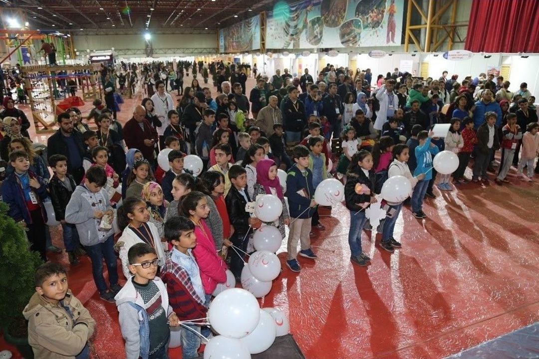 D&uuml;nya &Ccedil;ocuklarının Performansı İzleyeleleri B&uuml;y&uuml;ledi