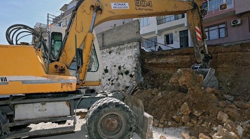 Konak&rsquo;ta &Ccedil;&ouml;ken İstinat Duvarı Yapılıyor