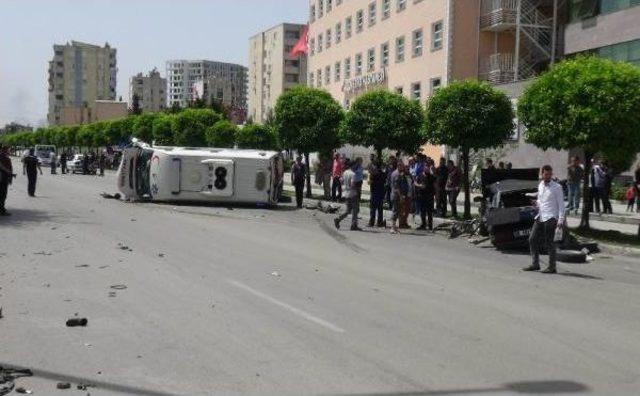 Adana'da Ambulans 3 Otomobile Çarptı: 4 Yaralı 