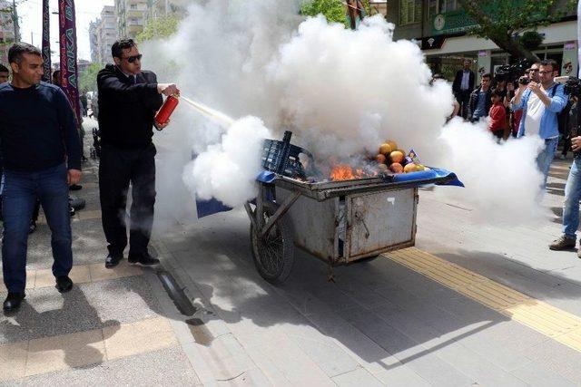 Zabıtaya Sinirlenen Seyyar Satıcı Tablasını Ateşe Verdi