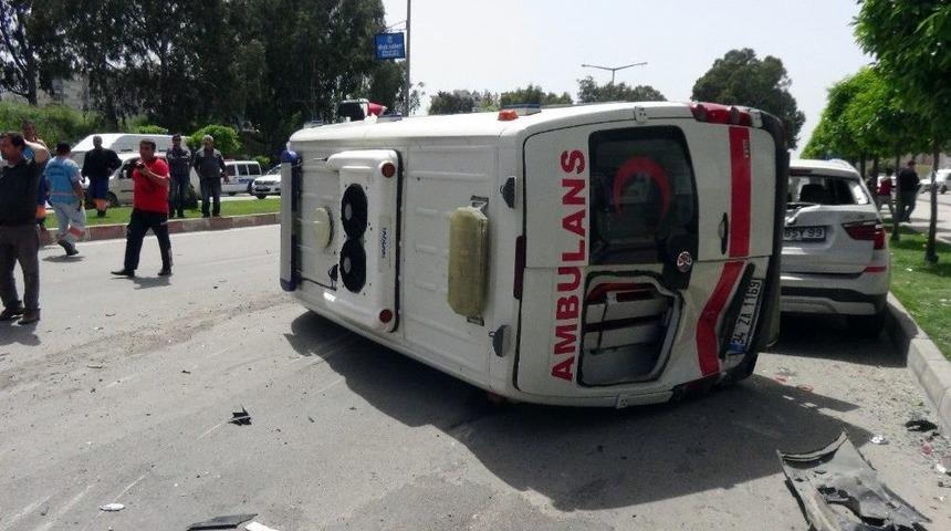 Adana&rsquo;da Ambulans Kaza Yapıp Devrildi: 4 Yaralı