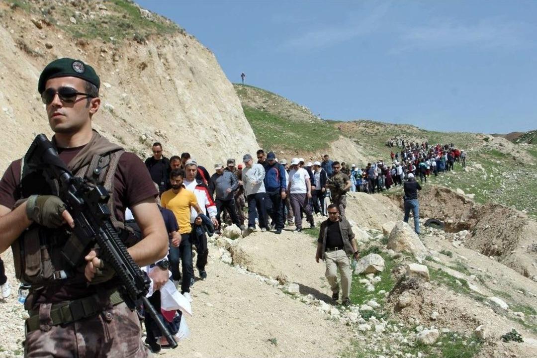 T&uuml;rk Bayrağına Alan Y&uuml;r&uuml;y&uuml;şe Katıldı