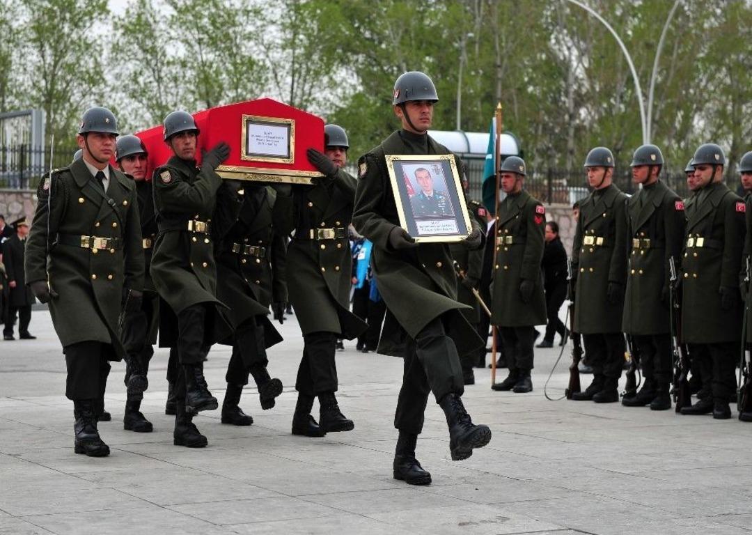 Şehit Eşinin &Uuml;niformasıyla T&ouml;rene Katıldı, S&ouml;zleri Y&uuml;rekleri Dağladı
