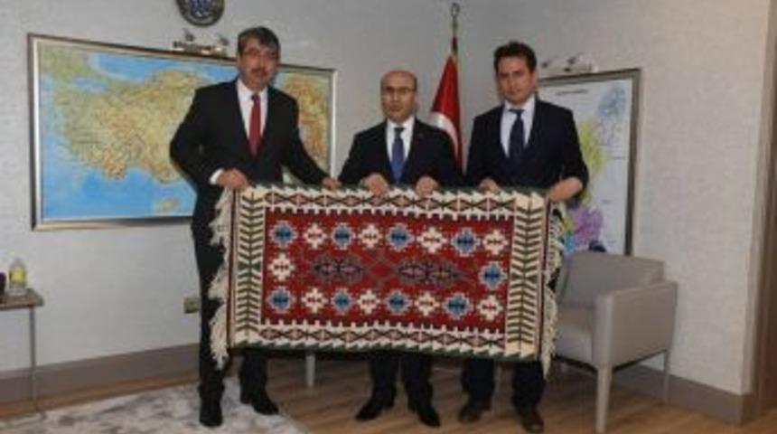 Kozan Hem&rsquo;den Vali Demirtaş&rsquo;a Y&ouml;reye &Ouml;zg&uuml; Kilim