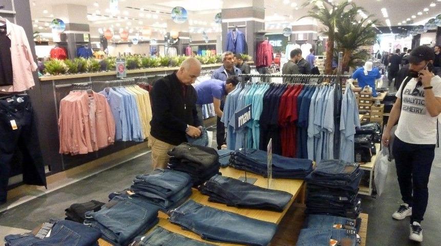 Vatandaşlar Mağazadaki Ucuzluğa Akın Etti