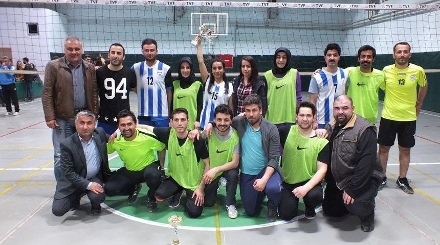 Hakkari&rsquo;de &Ouml;ğretmenler Arası Voleybol Turnuvası