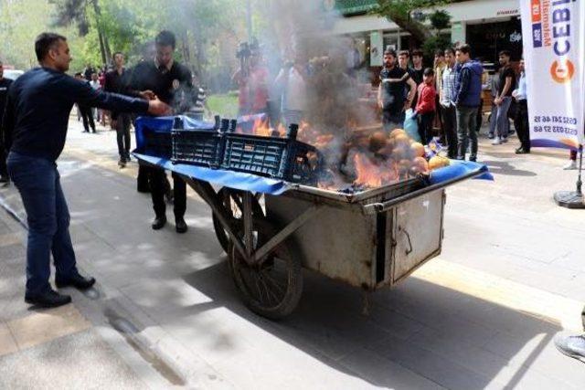 Zabıtaya Kızdı, Seyyar Tazgahını Yaktı