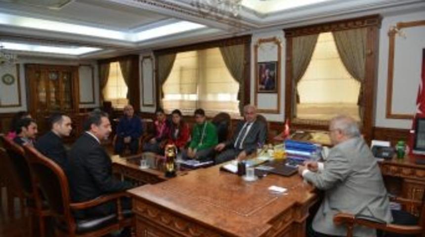 Vali Şent&uuml;rk, Badminton Şampiyonlarını Ağırladı