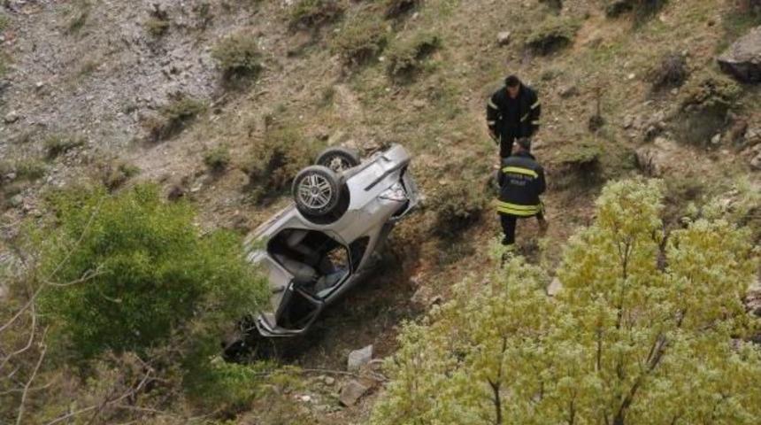 U&ccedil;uruma Yuvarlanan Otomobilden Anne Ve Kızı Yaralı Kurtuldu