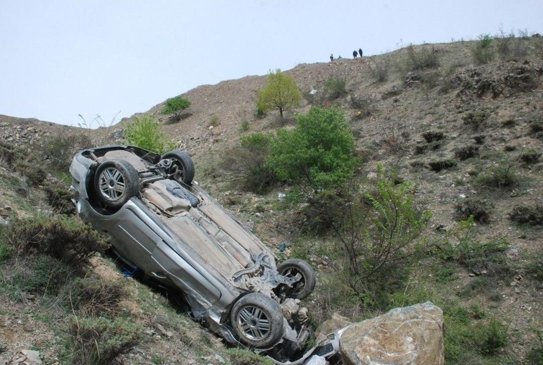 U&ccedil;uruma Yuvarlanan Otomobilden Sağ &Ccedil;ıktılar