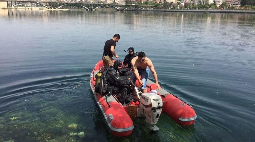 Sudaki Cesedi Dalgı&ccedil; Polisler &Ccedil;ıkarttı