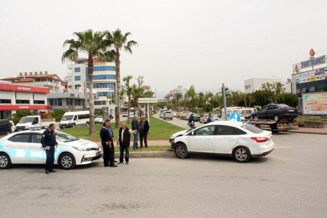 Manavgat’ta Trafik Kazası: 3 Yaralı