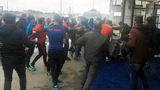 Medipol Başakşehir Futbolcuları Gazetecilere Saldırdı: 2 Yaralı