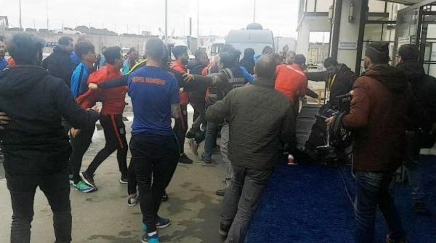 Medipol Başakşehir Futbolcuları Gazetecilere Saldırdı: 2 Yaralı