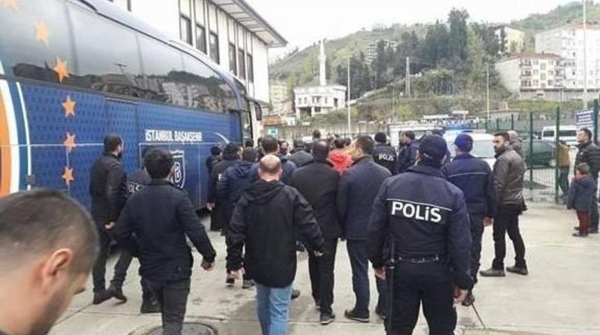 Medipol Başakşehirli Futbolcular Ma&ccedil; Sonunda Gazeteciye Saldırdı