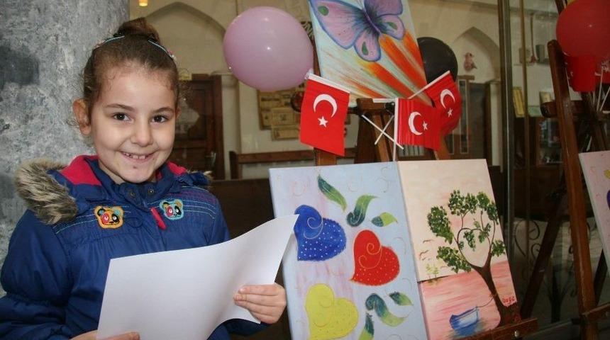 Minikler Rengarenk D&uuml;nyalarını 23 Nisan İ&ccedil;in Tuvallere Yansıttı