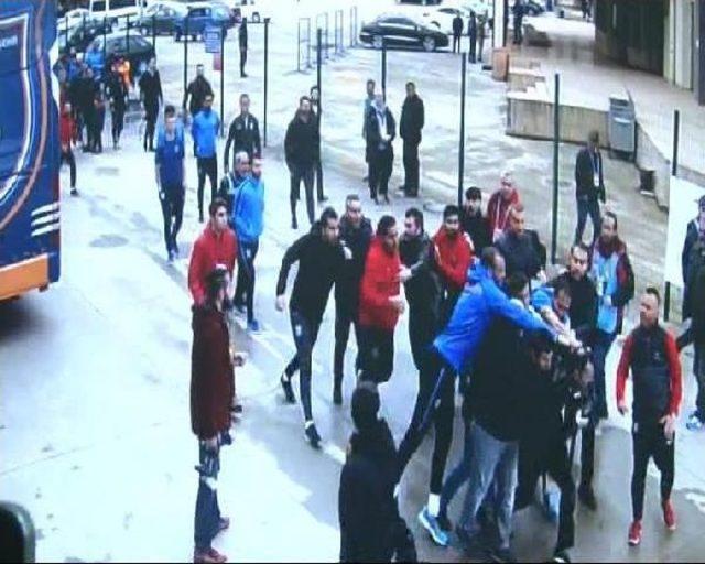 Medipol Başakşehir Futbolcuları Gazetecilere Saldırdı: 2 Yaralı (2)