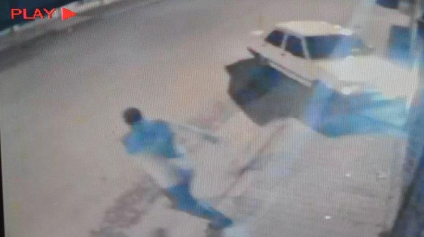 Otomobil İş Yerine Girdi, Yaya Son Anda Kurtuldu