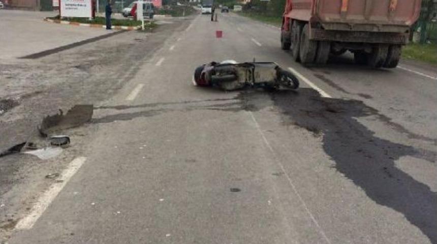 Otomobilin &Ccedil;arptığı Motosikletin S&uuml;r&uuml;c&uuml;s&uuml; Yaralandı