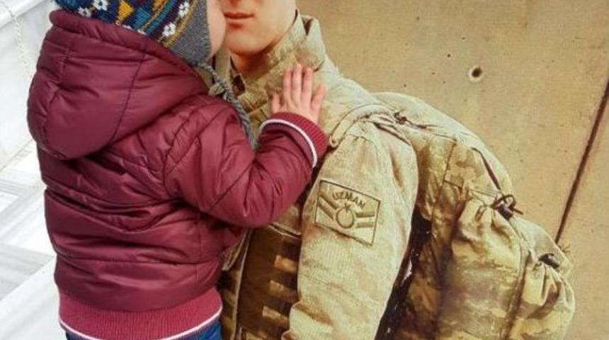 Minik Berat, Şehit Babasının Fotoğrafı Başından Ayrılmadı